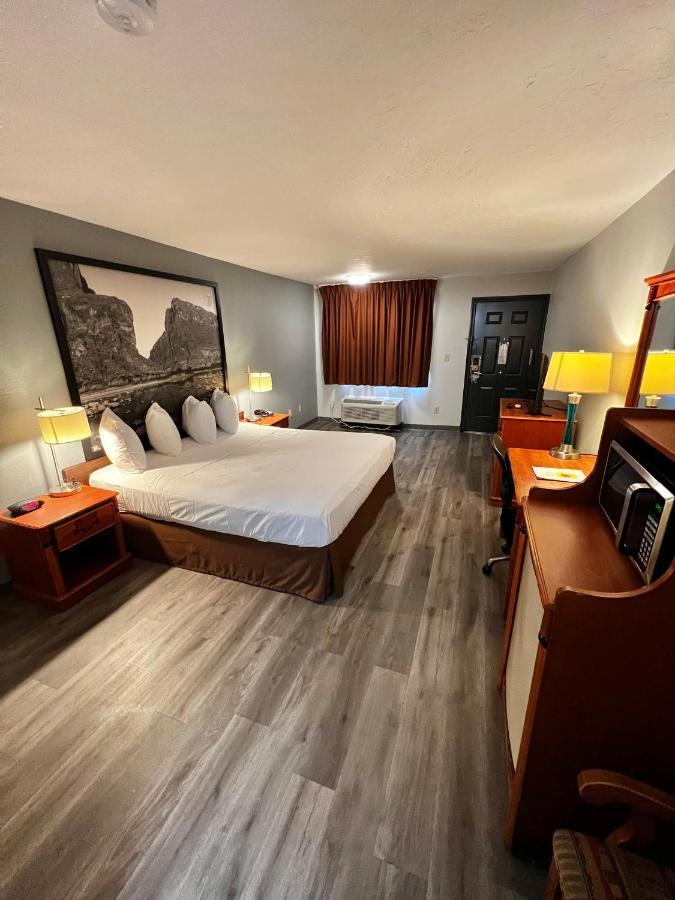 Super 8 By Wyndham Sealy Hotell Exteriör bild