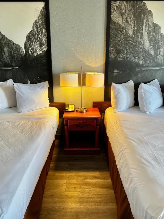Super 8 By Wyndham Sealy Hotell Exteriör bild